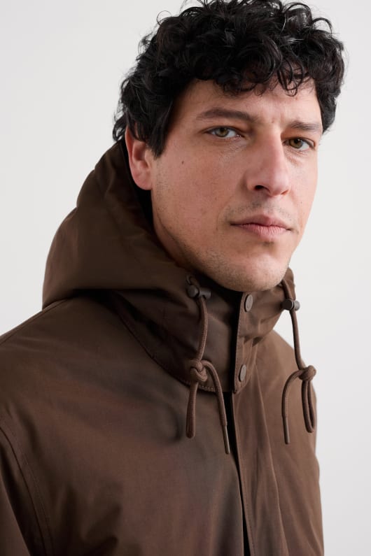 los hombres de piedra de onda de la capa impermeable