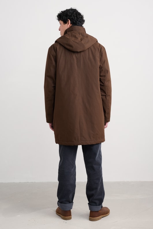 los hombres de piedra de onda de la capa impermeable