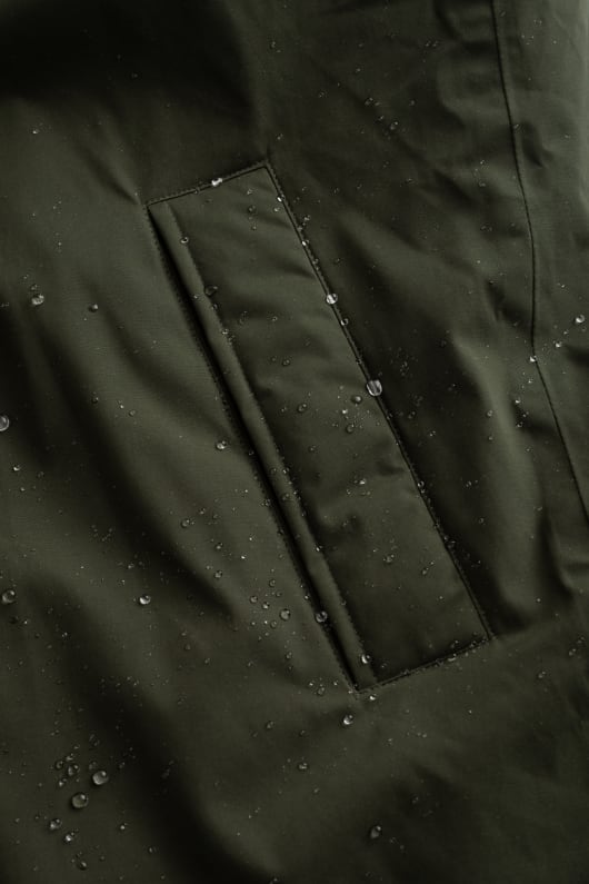 los hombres de la trasluchada collar de la capa impermeable