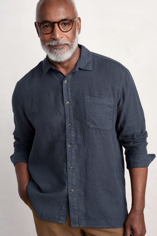 los hombres del comisario de ropa de camisetas