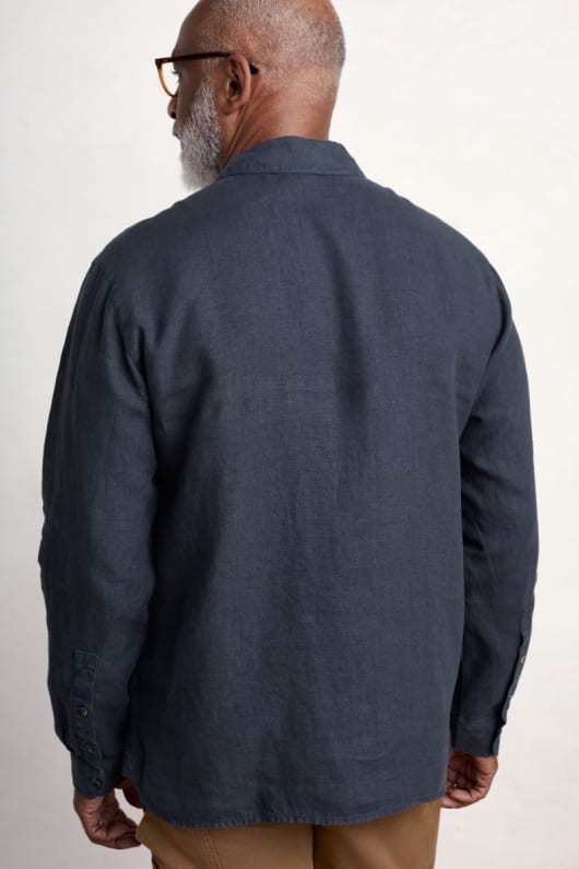 los hombres del comisario de ropa de camisetas