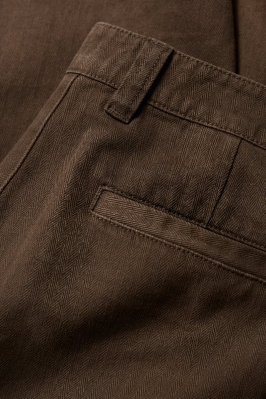 los hombres del peaje delgado de la pierna de los pantalones